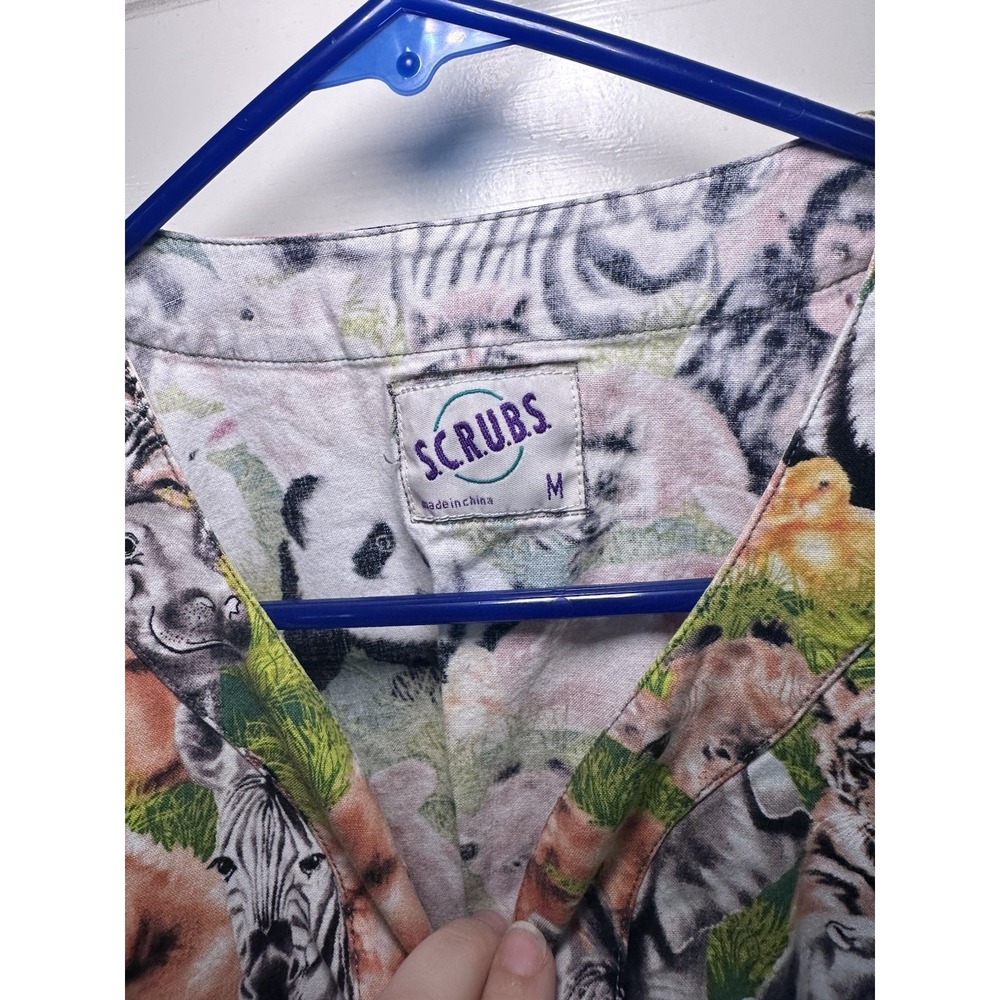 Women's Wildlife Safari Scrub Top Size Medium - Picture 2 of 3